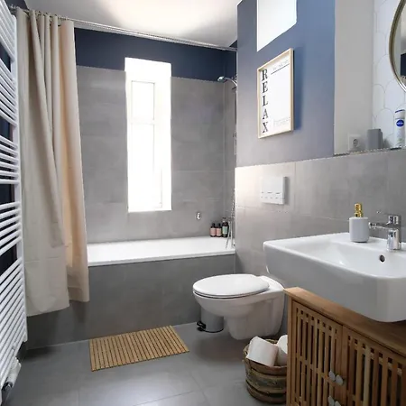 Apartment 4-room Luxury - Close To Station, Free Parking, Kitchen
