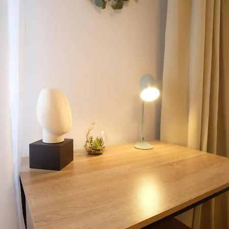 4-room Luxury - Close To Station, Free Parking, Kitchen Apartment