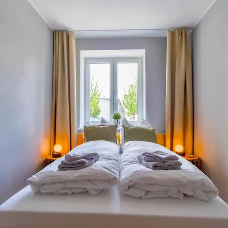 Apartment 4-room Luxury - Close To Station, Free Parking, Kitchen *