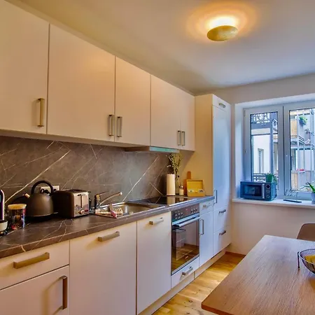 4-room Luxury - Close To Station, Free Parking, Kitchen Apartment