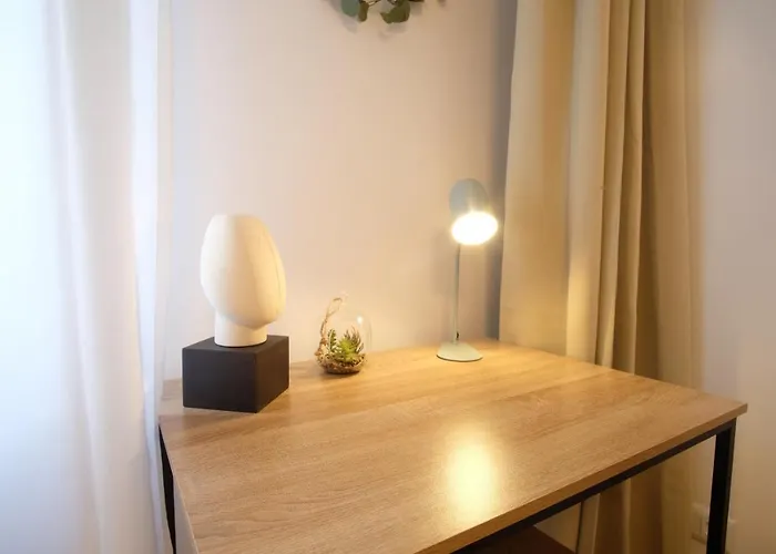 4-room Luxury - Close To Station, Free Parking, Kitchen Appartamento