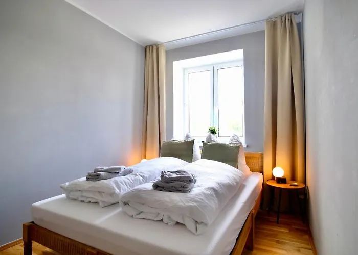 4-room Luxury - Close To Station, Free Parking, Kitchen *