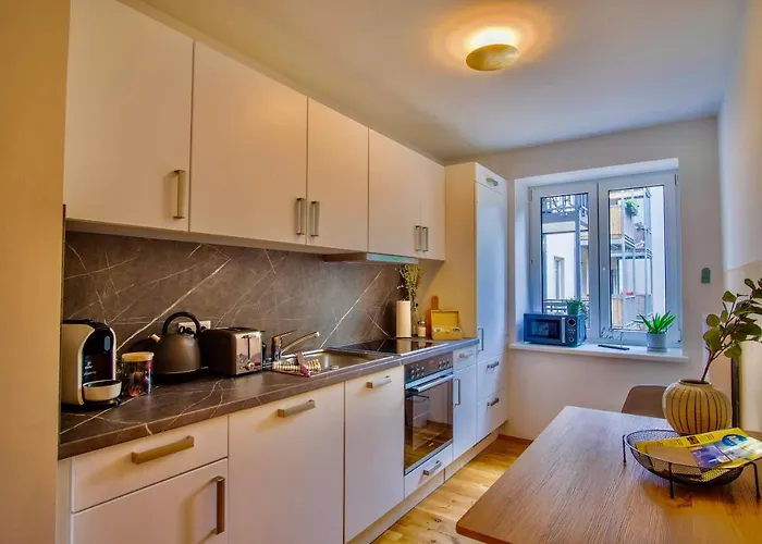 4-room Luxury - Close To Station, Free Parking, Kitchen Appartamento